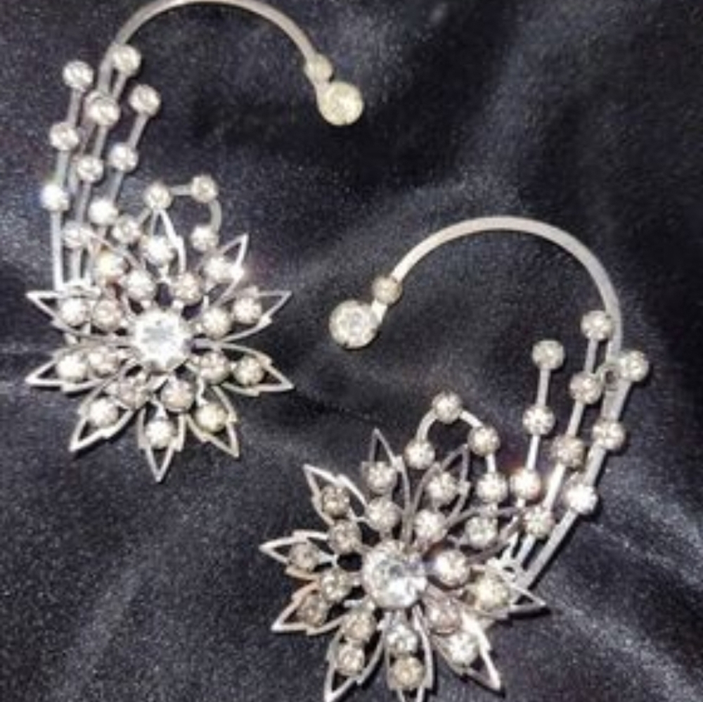 Vintage rhinestone ear cuff/ear wrap earnings.